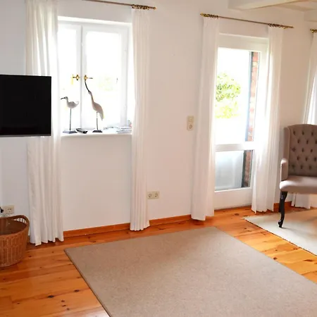 Apartment Ferienhaushaelfte Am Museum Alkersum
