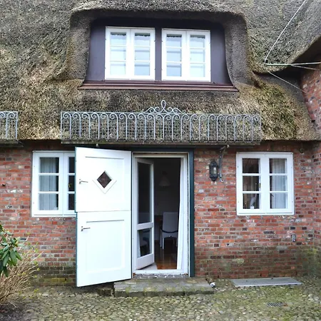 Apartment Ferienhaushaelfte Am Museum Alkersum